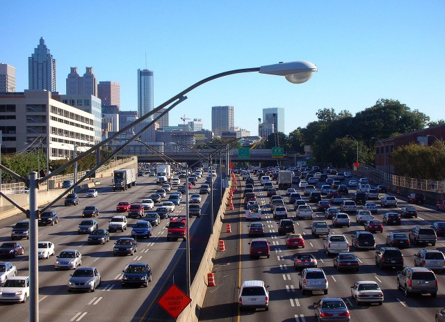 行驶在马路上的车