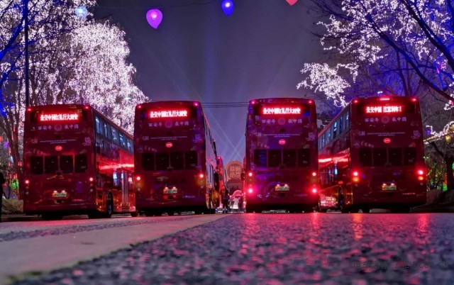 “中国红”遇见“西安年”  全球最大比亚迪纯电动双层巴士车队投运
