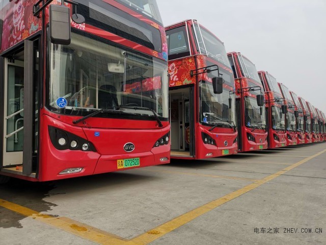 “中国红”遇见“西安年”  全球最大比亚迪纯电动双层巴士车队投运
