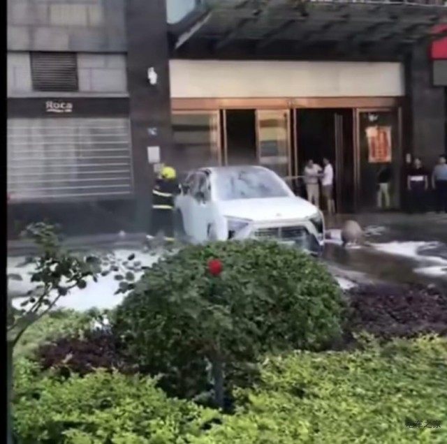 接二連三的自燃，蔚來(lái)汽車(chē)應(yīng)需更名為“危來(lái)”