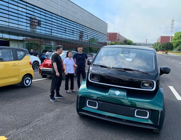 蔚来汽车ceo到访上汽通用五菱 试驾kiwi ev_电车之家