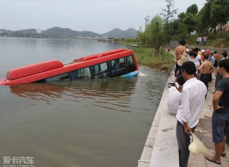 湖北黄石一公交车坠湖