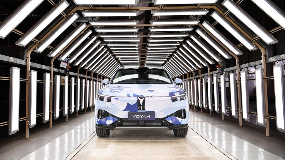 4.岚图汽车中大型高端智能电动SUV(下线区合影）.jpg