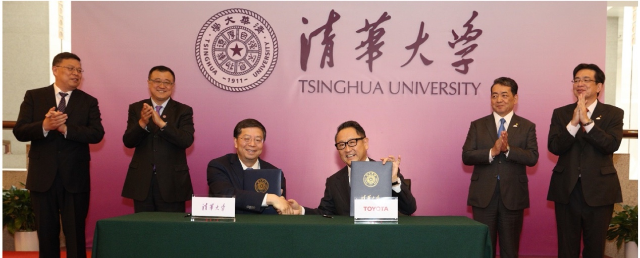 一群人站在人的照片上写着字

描述已自动生成