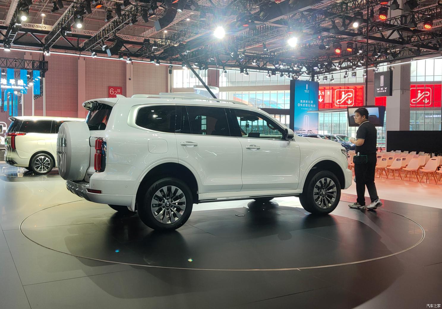 广汽乘用车 传祺E9 2023款 2.0TM 插电混动基本型