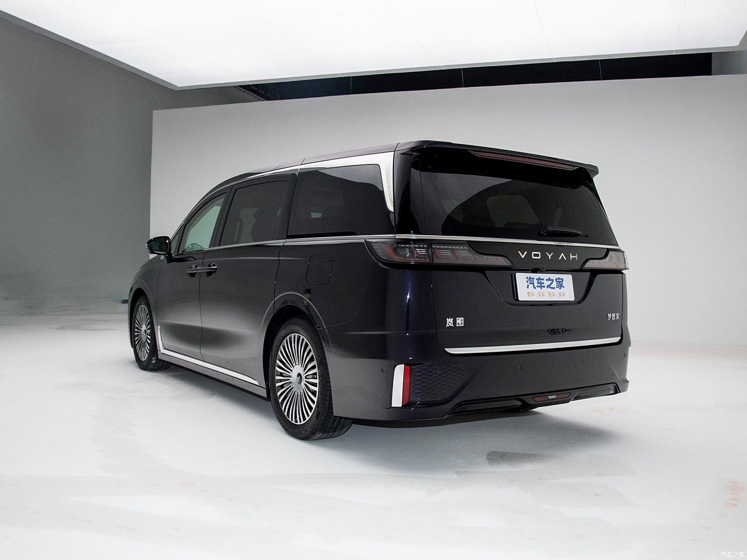 岚图汽车 岚图梦想家 2025款 PHEV 四驱鲲鹏高配版