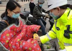 “一盔一带，安全出行”，晋城交警展开骑乘电动自行车戴头盔宣传活动