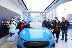 首批车主集结 福特Mustang Mach-E开启冰雪主题城市店活动